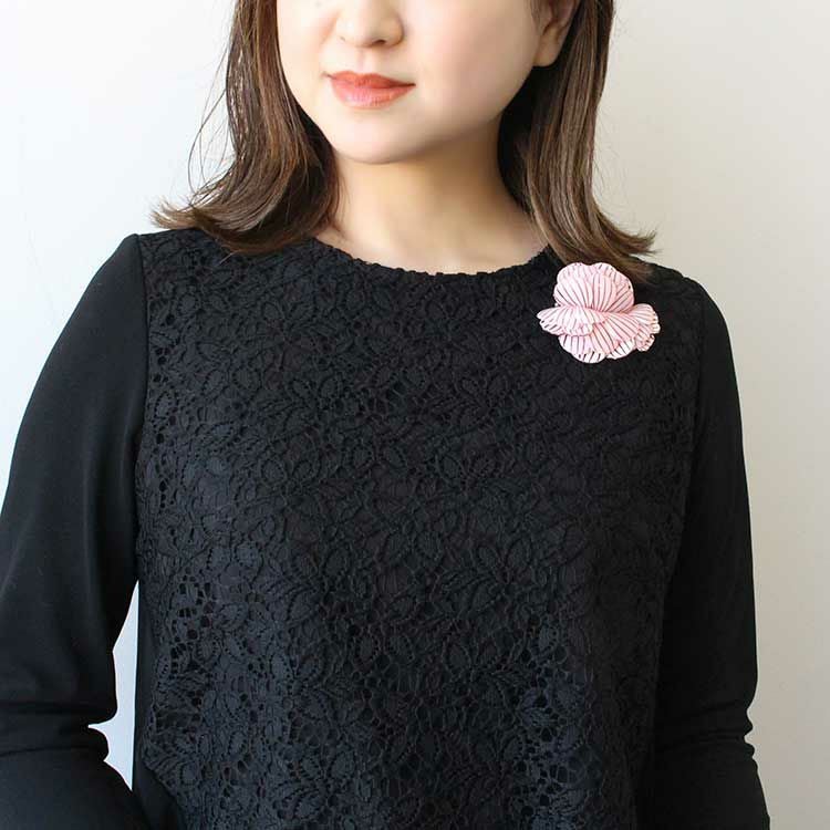 WEB限定】フランス製花びらモチーフブローチ/5180053詳細情報