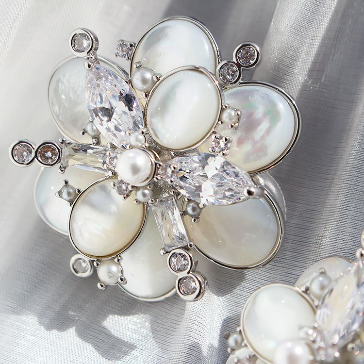 FLEUR DE NEIGE】カボションフラワーイヤリング詳細情報｜アクセサリー