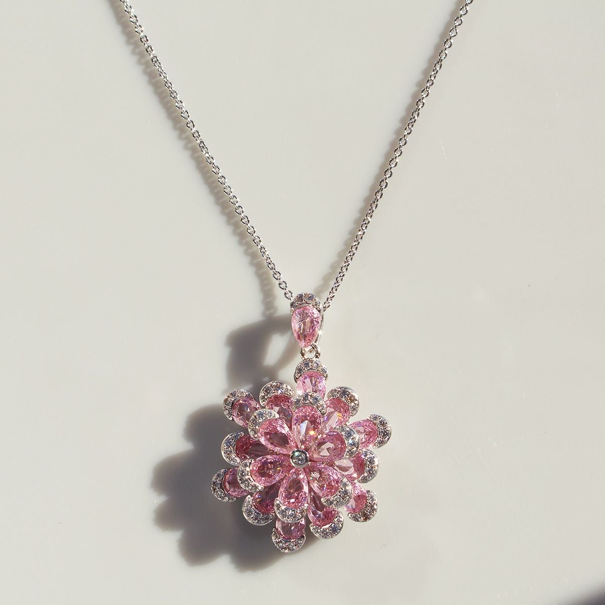 [] 花柄モチーフのネックレス・イヤリングセット 新品！ フラワーモチーフキュービックジルコニアネックレス・イヤリングセット