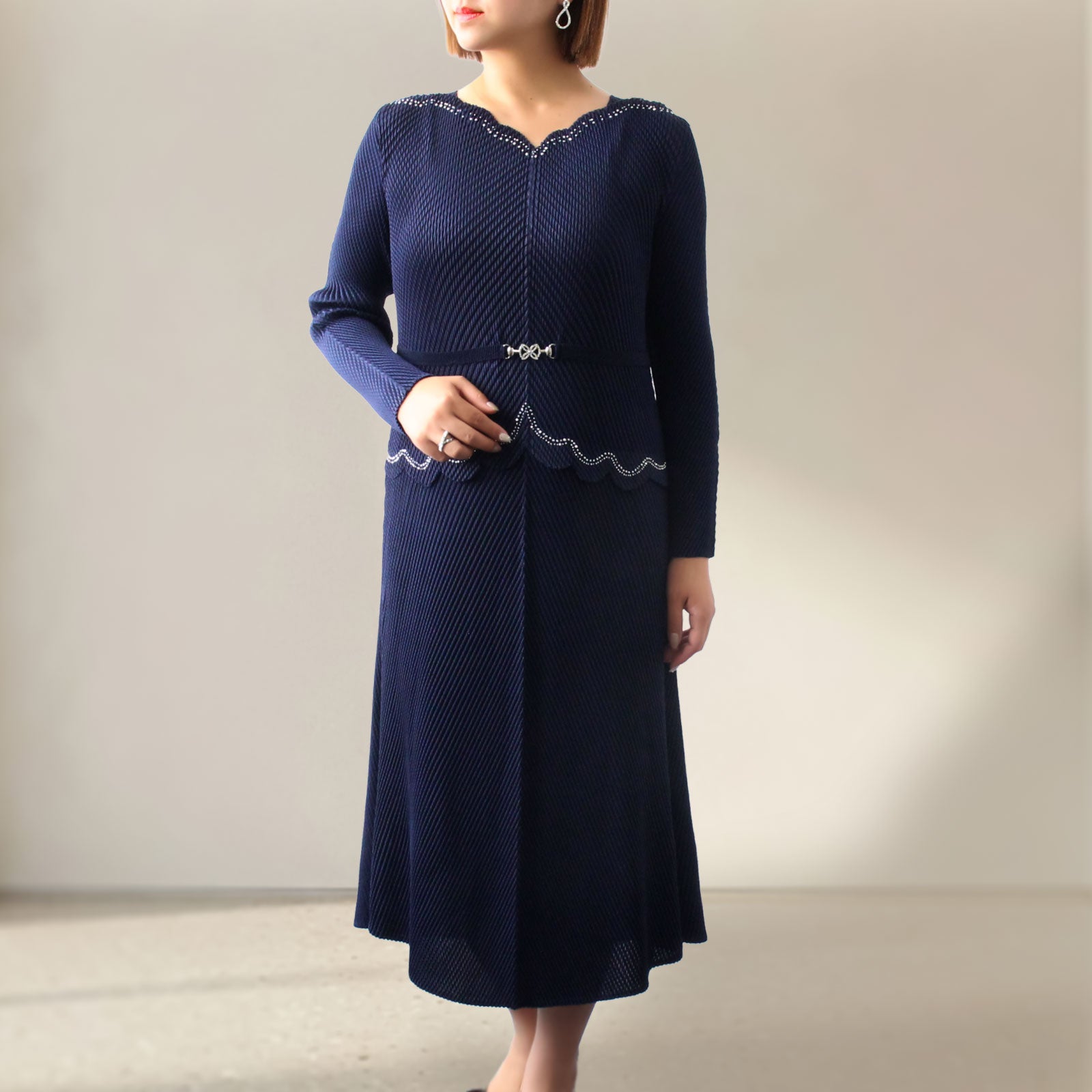【新品タグ付】伊太利屋 BONITA プリーツロングワンピース11号 ビジュー 重ね着風スカラッププリーツロングワンピース詳細情報｜アクセサリー
