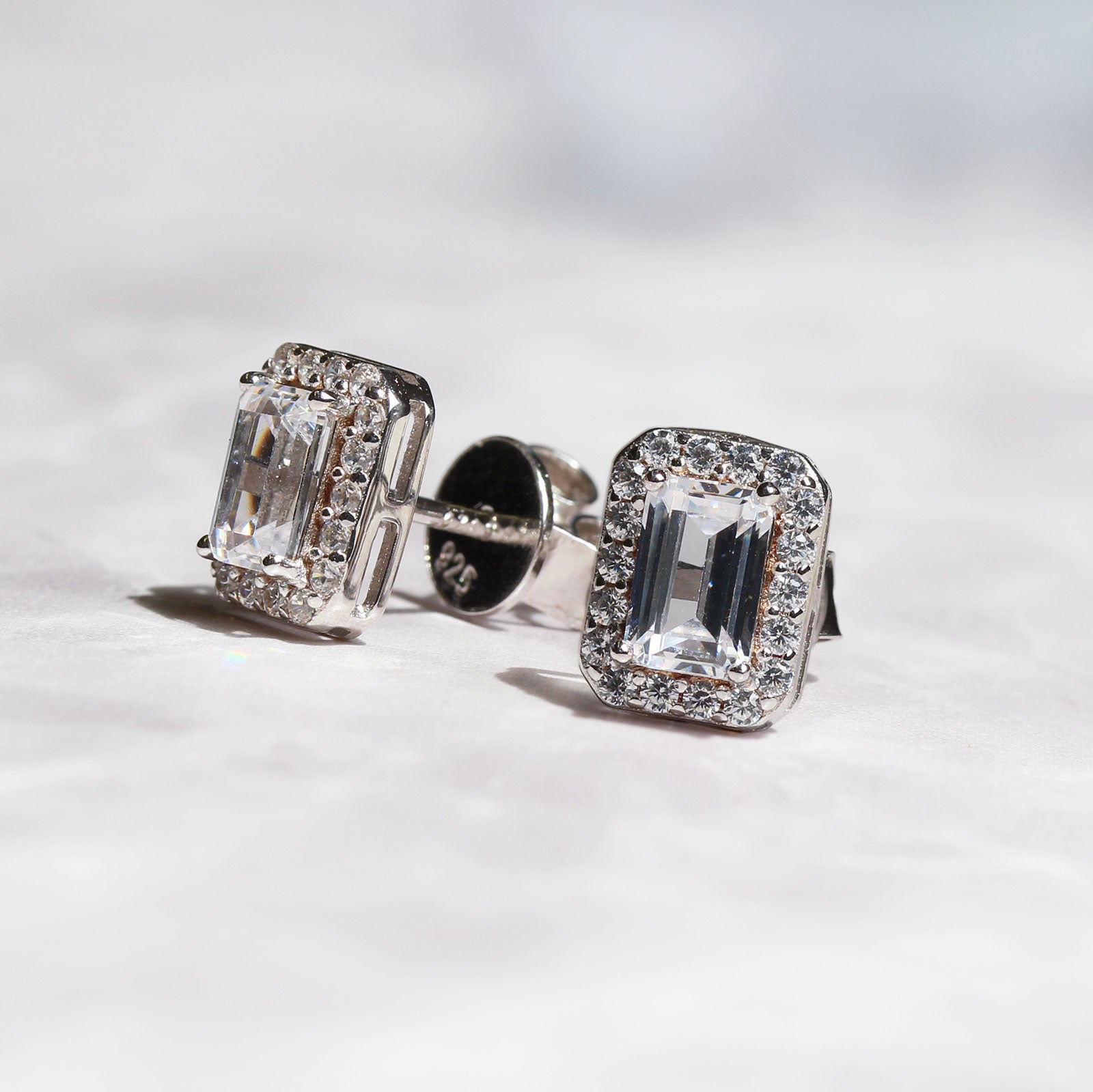Exclusive》SV925エメラルドカットヘイローピアス【50th Anniversary