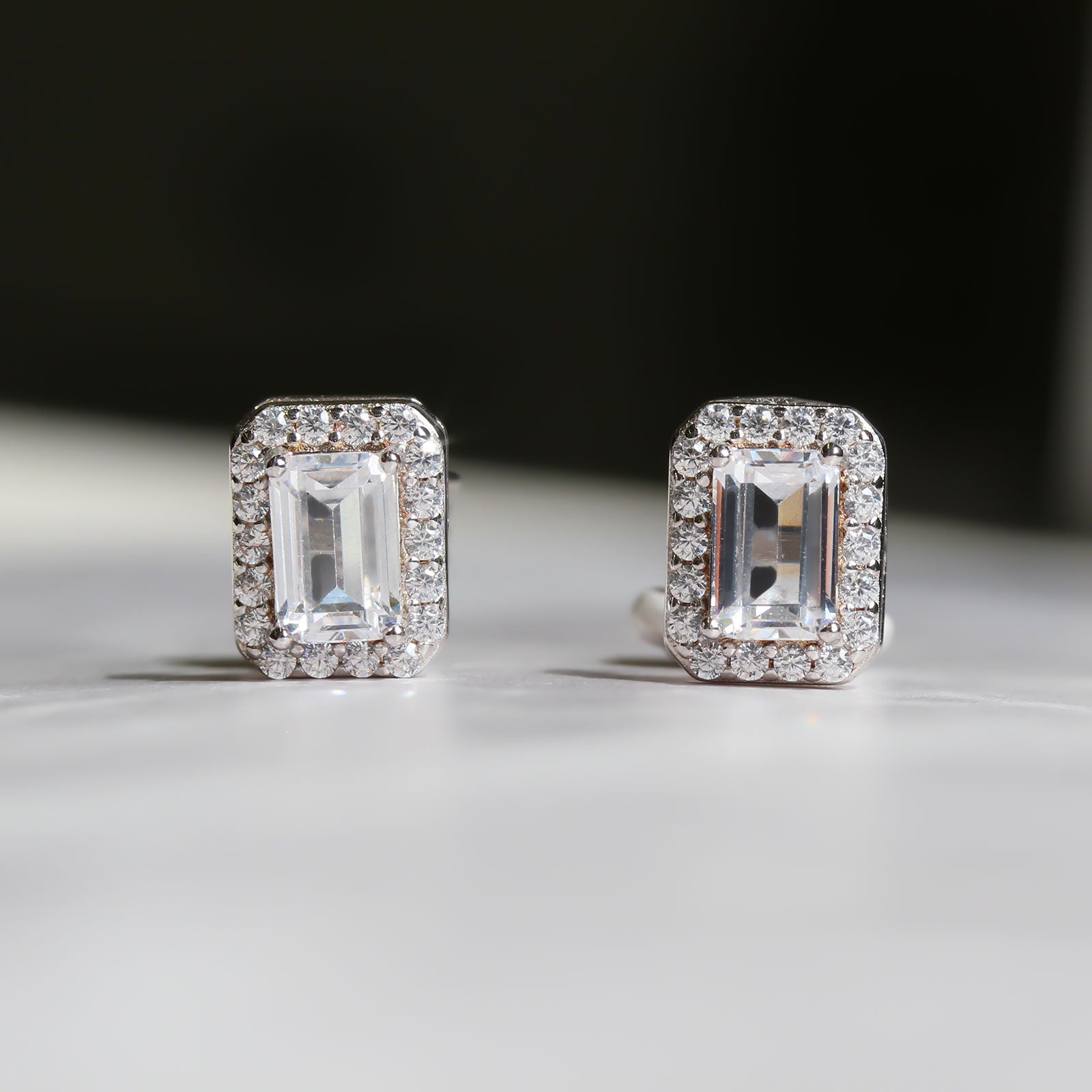 Exclusive》SV925エメラルドカットヘイローピアス【50th Anniversary